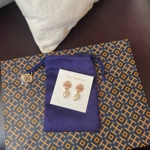 TORY BURCH 82435 BRITTEN Rose gold TONE PEARL DROP EARRINGS NWT with dust bag